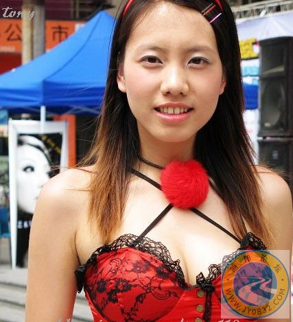 成都街头惊现暴乳兔女郎....太夸张了..6.jpg