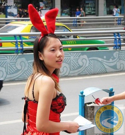 成都街头惊现暴乳兔女郎....太夸张了..5.jpg