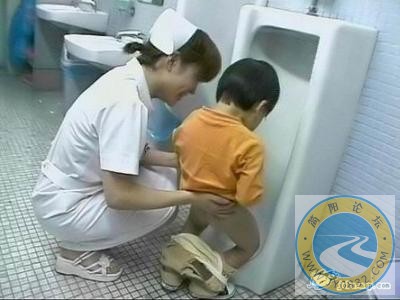 偷看可爱宝宝上厕所