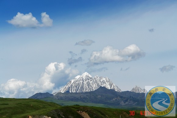 常年不露面的雅拉雪山在我们去的时候显现了壮丽的山峰