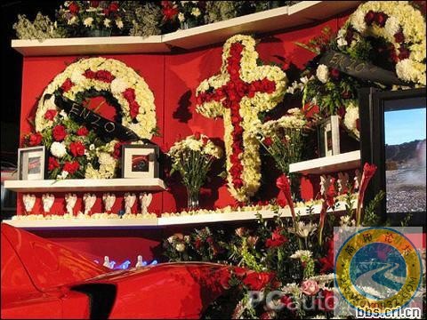 按中国习俗应摆放两桶汽油
