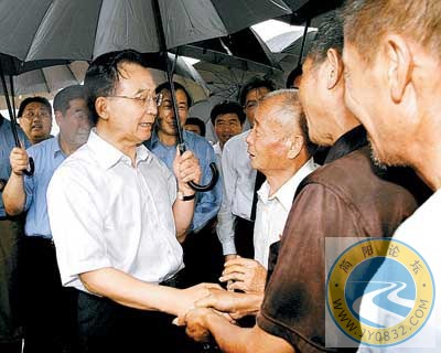 2007年7月13日，温家宝在王家坝看望受灾群众。新华社发