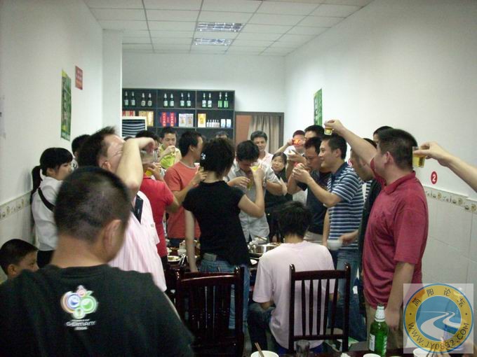 老兵带头喝酒，庆祝8.1.jpg