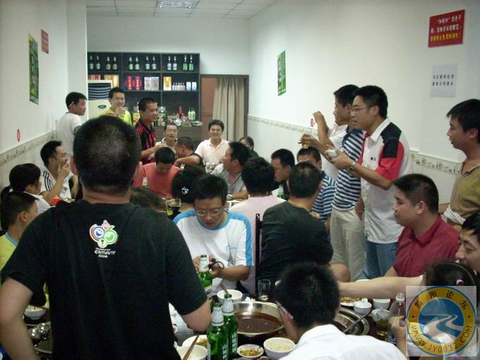 老兵煽动喝酒.jpg