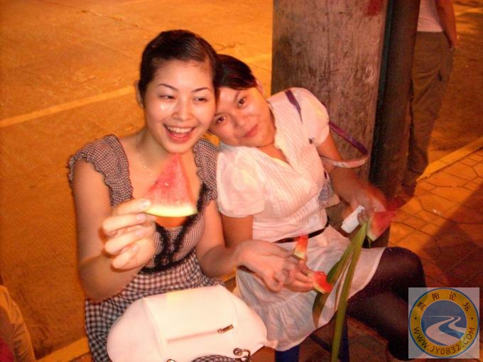 吃西瓜的美女.jpg