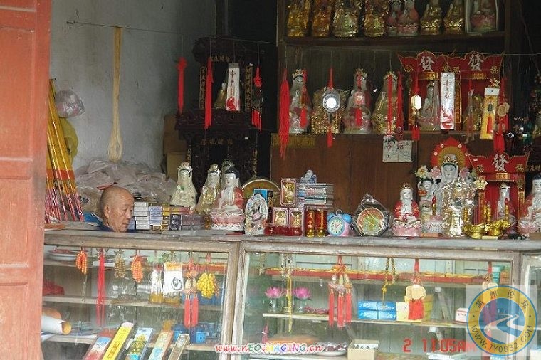 寺里卖纪念品的老和尚