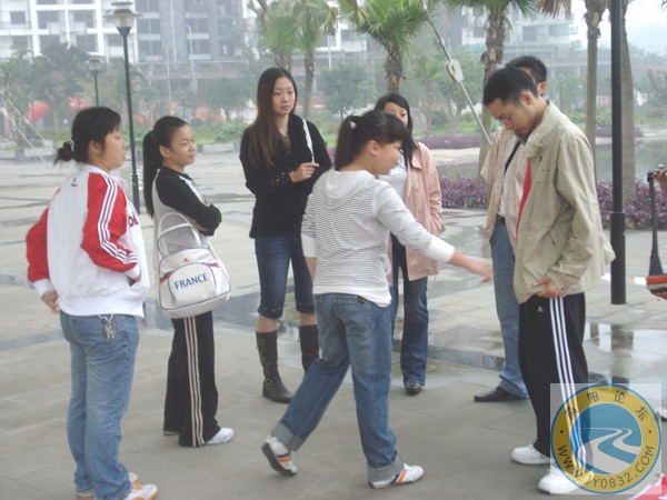 DSC00015集合出发前的等待，泥娃娃成焦点.jpg