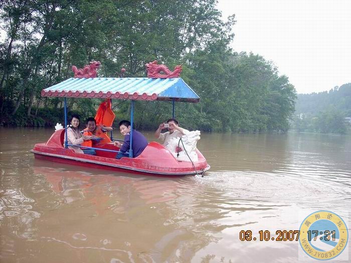湖畔泛舟.jpg