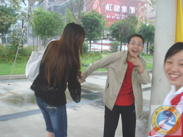 DSC00021泥巴被妖精欺负，还很开心.jpg