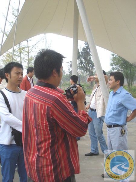 DSC00064伟哥在把玩云峰山的相机.jpg