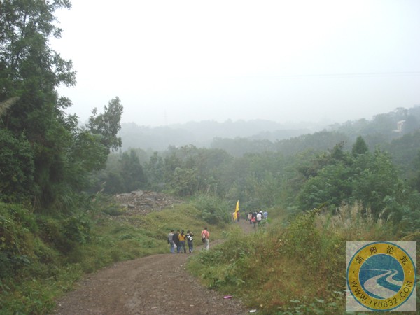 DSC00082沿山路走下去，路崎岖但目标不远了.jpg