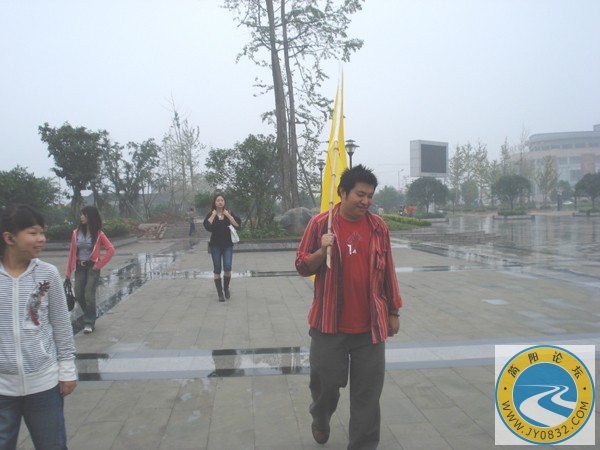DSC00070伟哥很郁闷的扛旗帜.jpg