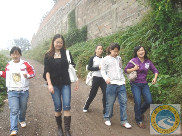 DSC00081押后的几个女娃娃.jpg