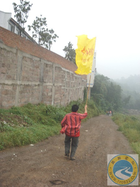 DSC00079巡山壮士开始向山下奔跑.jpg