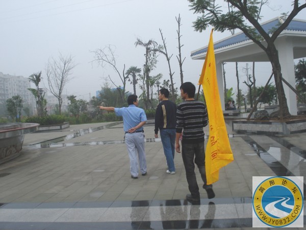 DSC00069“谢绝天下”扛旗帜.jpg