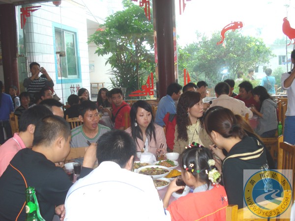 DSC00129好几个人吃饭都不专心.jpg