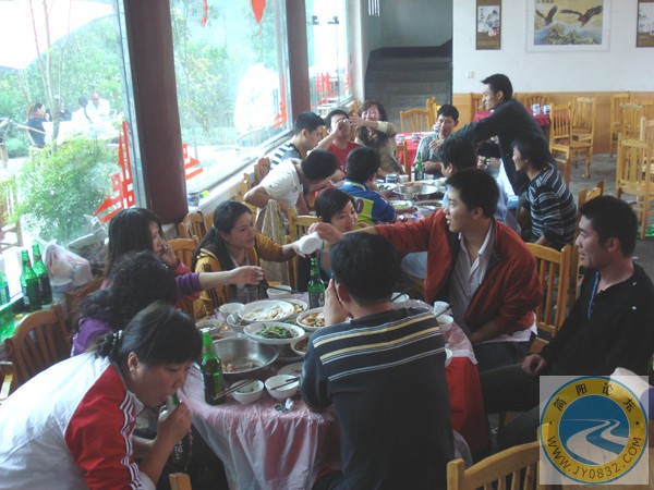 DSC00169很热闹的一角，连丫头都用嘴开啤酒.jpg