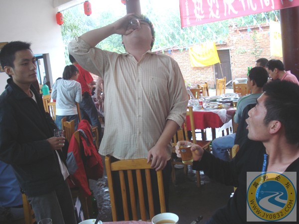 DSC00155“我是我（足球）”一口猛喝，誉儿都被吓到了.jpg