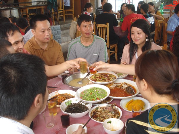 DSC00140“天国的妖精”与“青青子衿”干杯.jpg