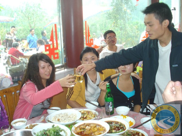 DSC00147“风继续吹”与“红颜祸水”喝酒.jpg