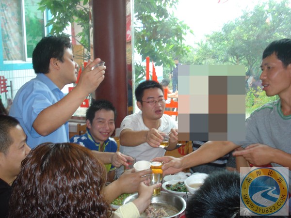 DSC00151喝酒中（大家猜被遮的是谁？）.jpg