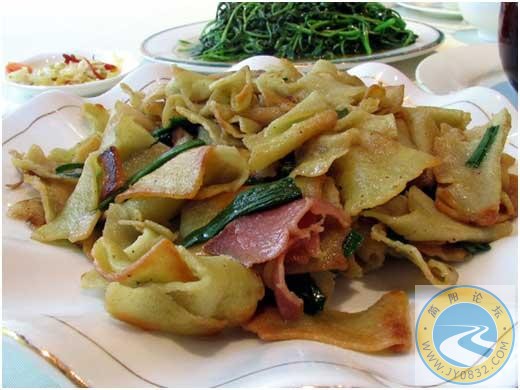 小桃园的豆皮炒腊肉.jpg