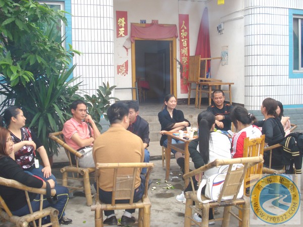 DSC00205外面一群人已经在喝茶聊天了.jpg