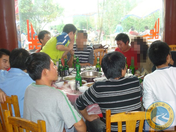 DSC00203继续喝酒摆聊.jpg