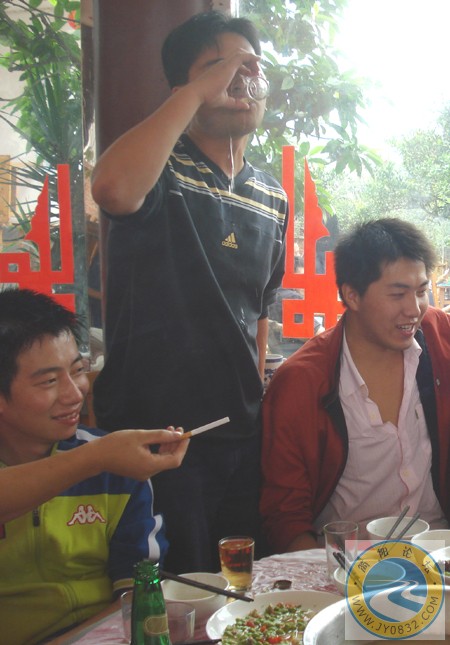 DSC00189“好吃嘴”喝酒.jpg