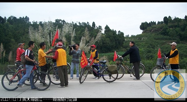 阳安中学车队出前来迎接