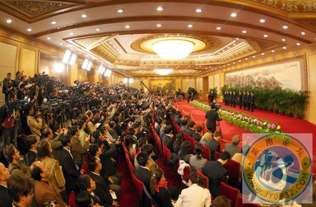 中央政治局常委会见中外记者03.jpg