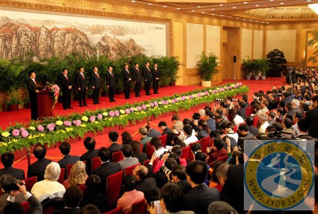 中央政治局常委会见中外记者02.jpg