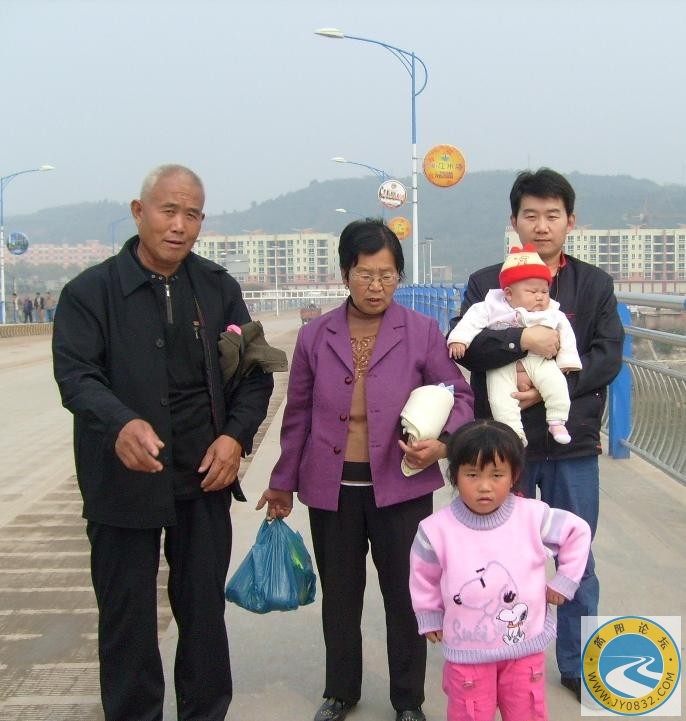 与父亲、母亲、及外甥女在沱二桥.jpg