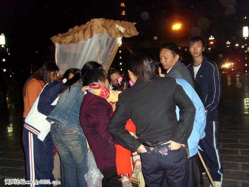 他们在看什么.JPG
