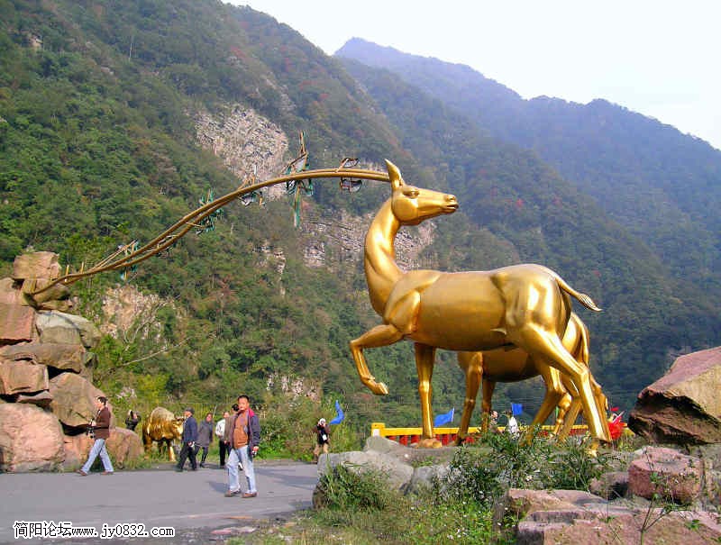 进景区的雕塑突出了喇叭河以鹿为特色
