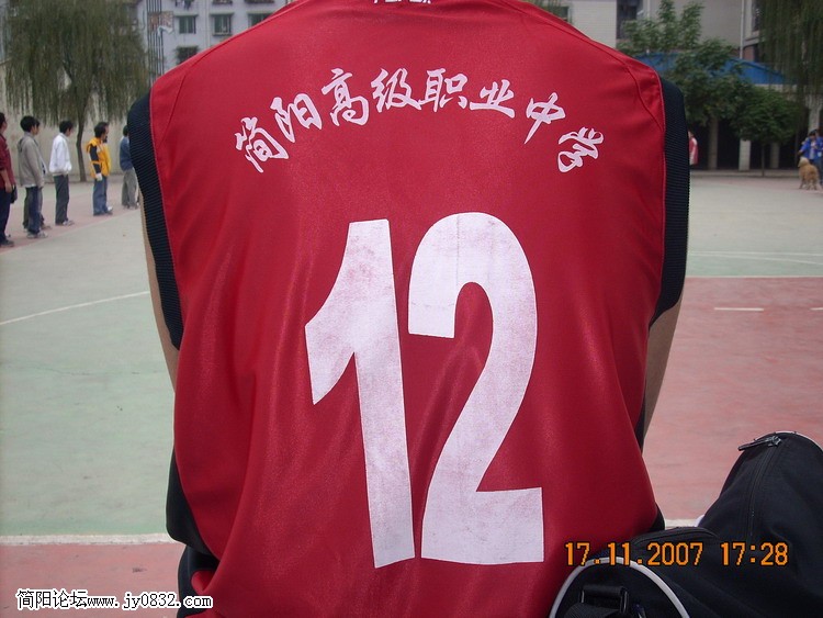 晃眼的背影.jpg