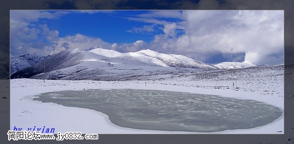 暴雪后折多山上漂亮的水塘..