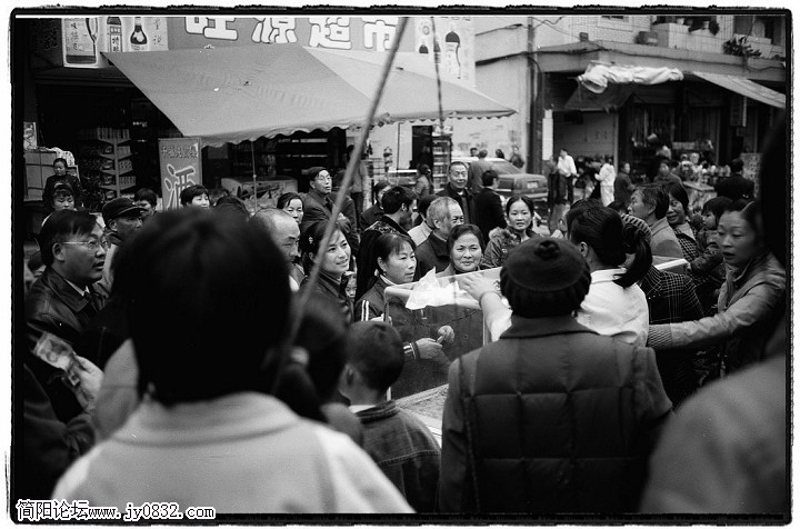 抢购馒头.jpg