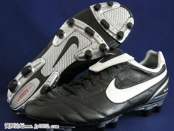 皮尔洛代言的NIKE黑白LEGEN II