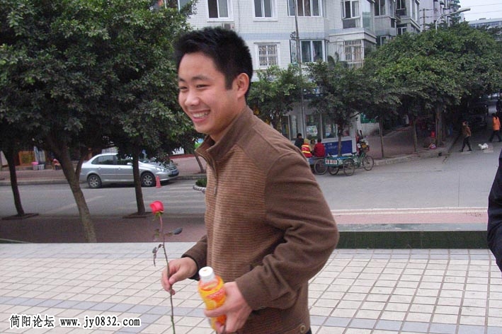 呵呵，这位献了爱心的帅哥如此开心