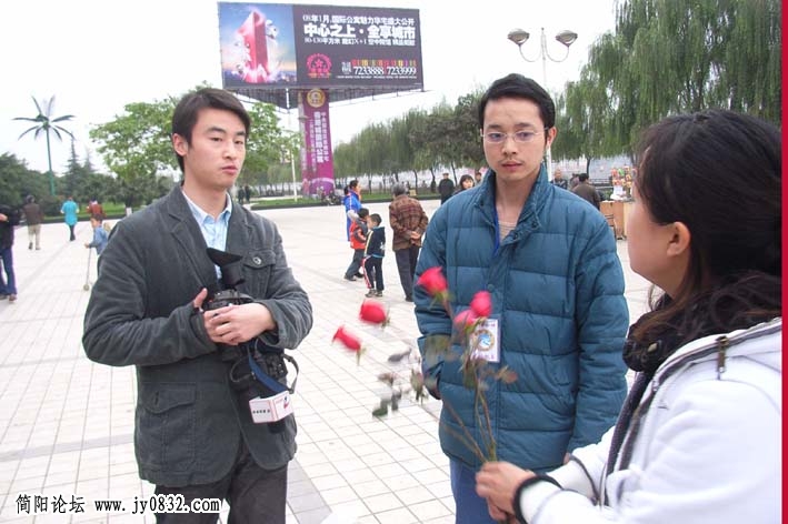 资阳电视台的记者采访