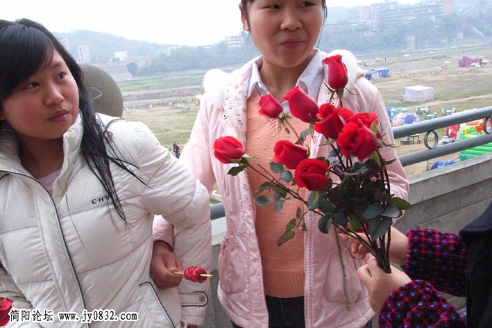 另外一位坛友向路人介绍论坛的爱心活动