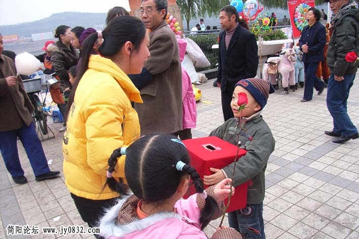 小俊逸接受一位姐姐的爱心