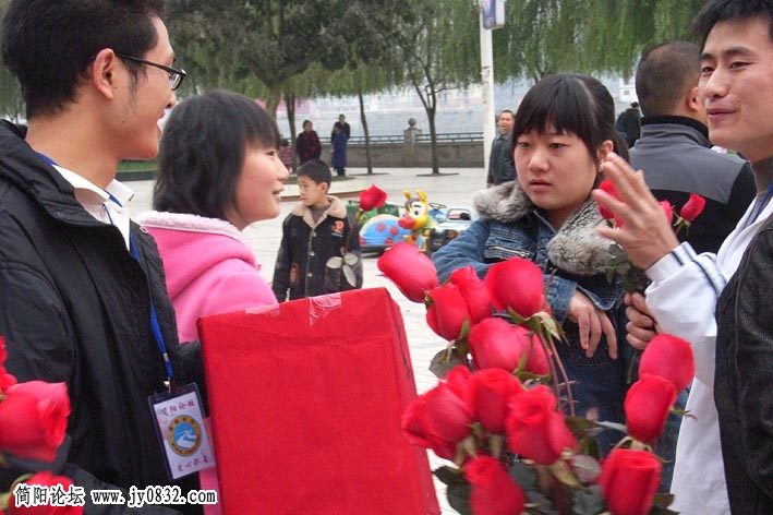 两个小妹妹献爱心