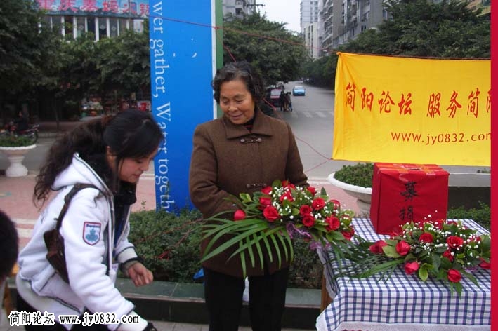 一位大妈献爱心