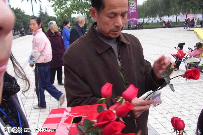 大叔献爱心