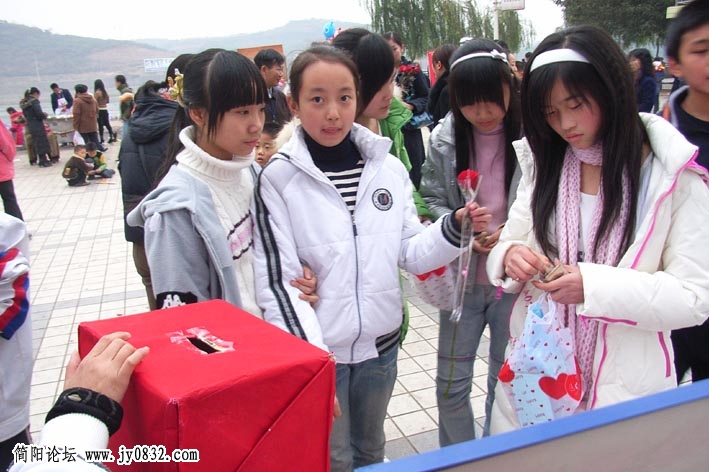 一群小妹妹献爱心