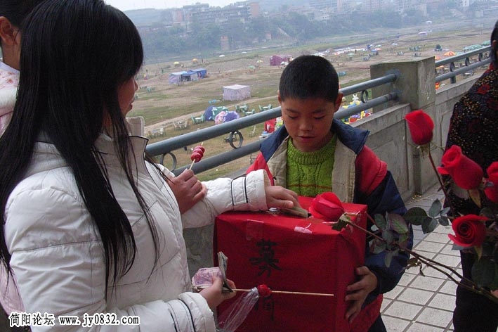 两位妹妹终于献上了一份爱心