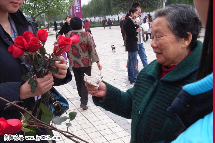 又是一位阿姨献爱心