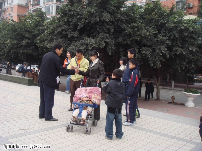 10带着小宝宝的爱心人士.JPG